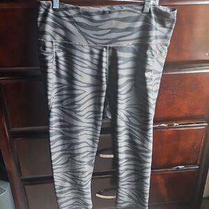 Old Navy Active Black and Gray Zebra Capri Leggings